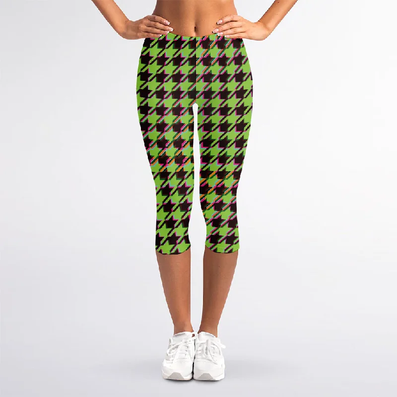 Trippy green Houndstooth Pattern Print Women's Capri Leggings Elegant Textured Leggings